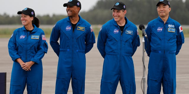 Los astronautas de la NASA de izquierda Shannon Walker, Victor Glover, Michael Hopkins y el astronauta de la Agencia de Exploración Aeroespacial de Japón, Soichi Noguchi, sonríen durante una conferencia de prensa después de su llegada al Centro Espacial Kennedy, el domingo 8 de noviembre de 2020, en Cabo Cañaveral, Florida. Los astronautas volarán en la misión SpaceX Crew-1 a la Estación Espacial Internacional programada para su lanzamiento el 14 de noviembre de 2020 (AP Photo / Terry Renna)