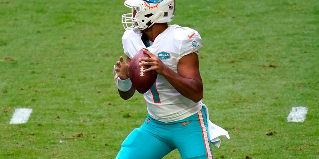 Il quarterback dei Miami Dolphins Tua Tagovailoa (1) looks to pass against the Arizona Cardinals during the first half of an NFL football game, Domenica, Nov. 8, 2020, in Glendale, Ariz. (AP Photo/Ross D. Franklin)