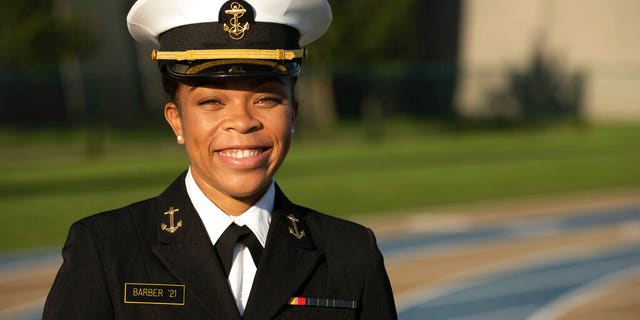 This undated photo provided by the U.S. Navy shows Midshipman 1st Class Sydney Barber, from Lake Forest, Ill. Barber is slated to be the Naval Academy's first African American female brigade commander, 미국. Naval Academy announced Monday, 11 월. 9, 2020. (Petty Officer 2nd Class Nathan Burke/U.S. Navy via AP)