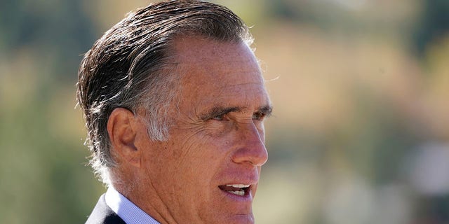 Thượng nghị sĩ Mitt Romney, Utah, phát biểu trong cuộc họp báo vào ngày 15 tháng 10 năm 2020, gần Nevis Canyon, ở Thành phố Salt Lake.