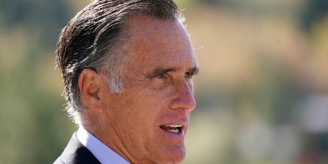 Thượng nghị sĩ Mitt Romney, Utah, phát biểu trong cuộc họp báo vào ngày 15 tháng 10 năm 2020, gần Nevis Canyon, ở Thành phố Salt Lake.