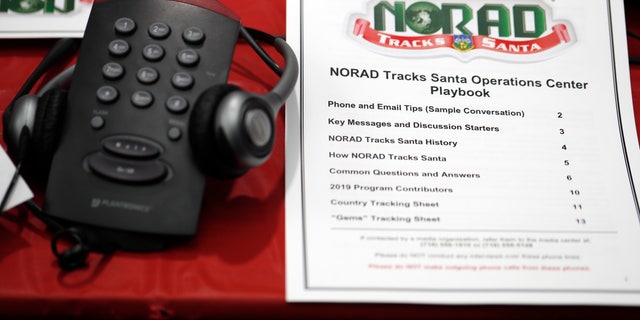 فرماندهی دفاع هوافضای آمریکای شمالی اعلام کرده است که NORAD در شب کریسمس از سنت نیک پیروی خواهد کرد ، اما نمی تواند قول دهد که مrsمنان می توانند با نماینده پیرمرد سرخوش قرمز پوش به صورت زنده گپ بزنند.  (AP Photo / David Zalubowski، پرونده)