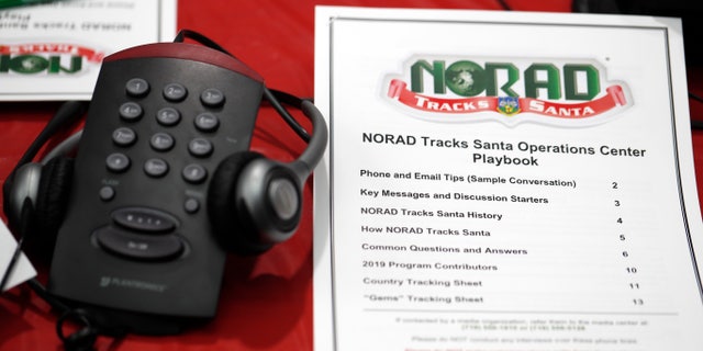 فرماندهی دفاع هوافضای آمریکای شمالی اعلام کرده است که NORAD در شب کریسمس از سنت نیک پیروی خواهد کرد ، اما نمی تواند قول دهد که مrsمنان می توانند با نماینده پیرمرد سرخوش قرمز پوش به صورت زنده گپ بزنند. (AP Photo / David Zalubowski، پرونده)