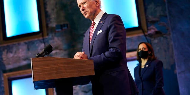 In this Nov. 16, foto, Presidente eletto Joe Biden, accompanied by Vice President-elect Kamala Harris, speaks about economic recovery at The Queen theater, a Wilmington, Del. (AP Photo / Andrew Harnik, File)