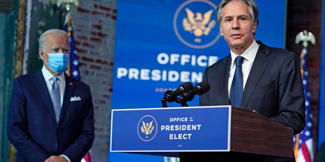 President-elect Joe Biden listens as his Secretary of State nominee Tony Blinken speaks at The Queen theater, martedì, Nov. 24, 2020, a Wilmington, Del. (AP Photo / Carolyn Kaster)