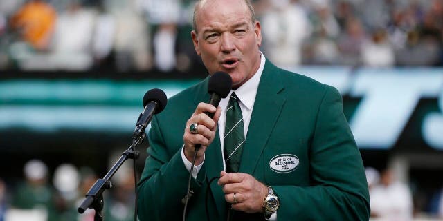 LÊER - In this Oct. 13, 2013, lêerfoto, Marty Lyons speaks as he is inducted into the New York Jets' Ring of Honor during a halftime ceremony of the team's NFL football game against the Pittsburgh Steelers in East Rutherford, N.J. (AP Photo/Kathy Willens, lêer)
