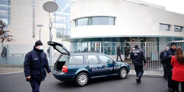 A car stands in front of the chancellery after it crashed into the front gate of the building housing German Chancellors Angela Merkel’s offices in Berlin, Duitsland, Woensdag, Nov.. 25, 2020. (Michael Kappeler/dpa via AP)