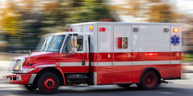 Foto af en rød ambulance på en bygade. Sløret bevægelse. nødsituation.nødsituation