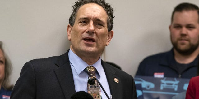 Representative Andy Levin, a Democrat from Michigan, speaks during a news conference to introduce the EV Freedom Act with Representative Alexandria Ocasio-Cortez, a Democrat from New York, 对, 在美国. 华盛顿国会大厦, 直流电, 我们。, 星期四, Feb. 6, 2020. (Alex Edelman/Bloomberg via Getty Images)