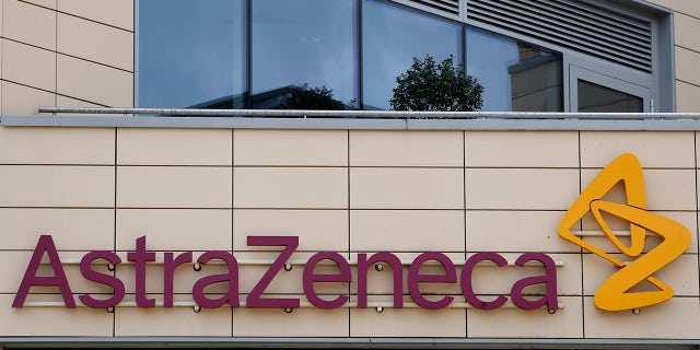 ARCHIVO - Este sábado 18 de julio de 2020.  El archivo muestra una descripción general del և logotipo corporativo գրասենյ de AstraZeneca en Cambridge, Inglaterra.  AstraZeneca dice que los ensayos recientes de su vacuna COVID-19 han sido "Alta eficacia en la prevención de enfermedades.  La vacuna, desarrollada por AstraZeneca և Universidad de Oxford, previno el desarrollo del coronavirus en el 70% de las personas en los últimos ensayos.