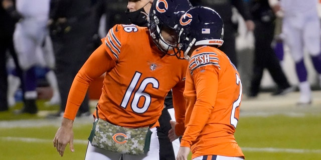 Chicago Bears place kicker Cairo Santos (2) is congratulated by teammate Pat O'Donnell (16) after kicking a 23-yard field goal during the first half of an NFL football game against the Minnesota Vikings Monday, 11 월. 16, 2020, in Chicago. (AP Photo/Nam Y. Huh)