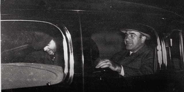 Al Capone, 권리, Chicago's infamous gang overlord during prohibition, leaves Harrisburg, Pa., 11 월. 16, 1939 with a federal officer for Lewisburg, 잘., where he was released after spending seven years in prison in Atlanta and San Francisco's Alcatraz. (AP 사진)