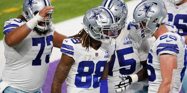 Dallas Cowboys wide receiver CeeDee Lamb (88) celebrates with teammates after catching a 4-yard touchdown pass during the first half of an NFL football game against the Minnesota Vikings, 星期日, 十一月. 22, 2020, 在明尼阿波利斯. (AP Photo/Bruce Kluckhohn)