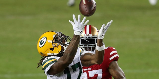 Green Bay Packers wide receiver Davante Adams (17) catches a pass in front of San Francisco 49ers cornerback Jamar Taylor (47) during the second half of an NFL football game in Santa Clara, Calif., giovedi, Nov. 5, 2020. (AP Photo/Jed Jacobsohn)