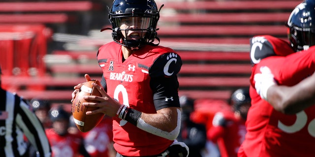 Cincinnati quarterback Desmond Ridder looks to throw against Memphis during the first half of an NCAA college football game Saturday, Ott. 31, 2020, a Cincinnati. (Photo by Gary Landers)