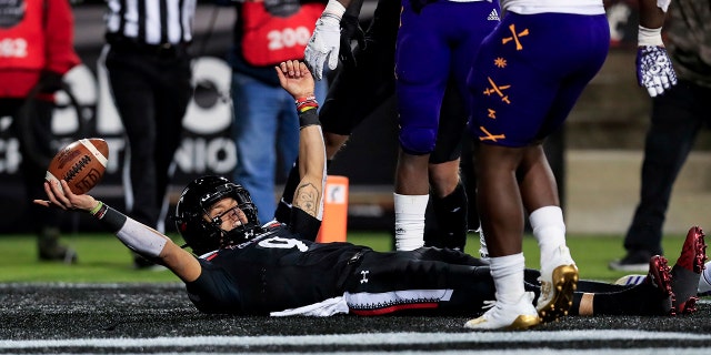 Cincinnati quarterback Desmond Ridder celebrates his touchdown during the first half of the team's NCAA college football game against East Carolina, Vrydag, Nov.. 13, 2020, in Cincinnati. (AP Photo/Aaron Doster)