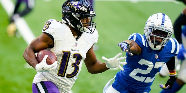 Baltimore Ravens wide receiver Devin Duvernay (13) runs around Indianapolis Colts cornerback Kenny Moore II (23) in the first half of an NFL football game in Indianapolis, Domenica, Nov. 8, 2020. (AP Photo/Darron Cummings)