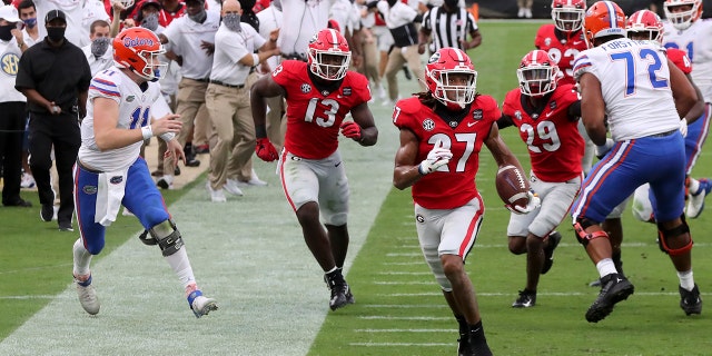 Georgia defensive back Eric Stokes (27) returns an interception for a touchdown during the second quarter of a NCAA college football, Saterdag, Nov.. 7, 2020, in Jacksonville, Fla. (Curtis Compton/Atlanta Journal-Constitution via AP)