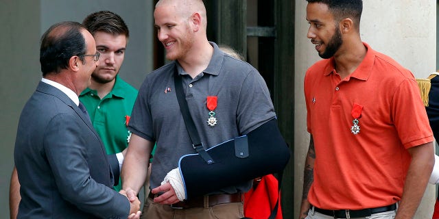 French President Francois Hollande bids farewell to U.S. Airman Spencer Stone as U.S. National Guardsman Alek Skarlatos of Roseburg, 矿石。, second from left, and Anthony Sadler, a senior at Sacramento State University in California, 对, after Hollande awarded them the French Legion of Honor at the Elysee Palace in Paris. (AP Photo/Michel Euler, 文件)