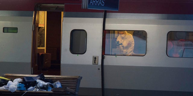 In this Aug.21, 2015 档案照片, a police officer videos the crime scene inside a Thalys train at Arras train station, northern France, after a gunman opened fire with an automatic weapon. (美联社照片, 文件)