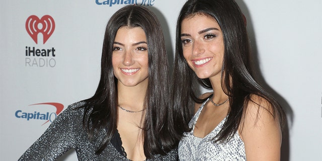Charli D'Amelio (엘) and Dixie D'Amelio arrive at iHeartRadio's Z100 Jingle Ball 2019 at Madison Square Garden on December 13, 2019, 뉴욕시.