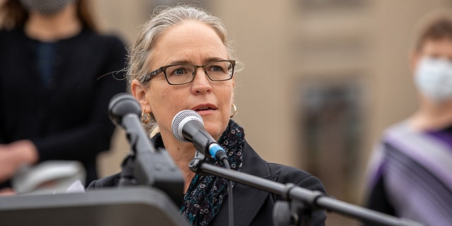 Representative-elect Carolyn Bourdeaux, a Democrat from Georgia, speaks during a campaign event with U.S. Democratic Senate candidate Jon Ossoff, nie op die foto nie, outside the Georgia State Capitol in Atlanta, Georgië, VS, op Dinsdag, Nov.. 10, 2020. Fotograaf: Dustin Chambers/Bloomberg via Getty Images