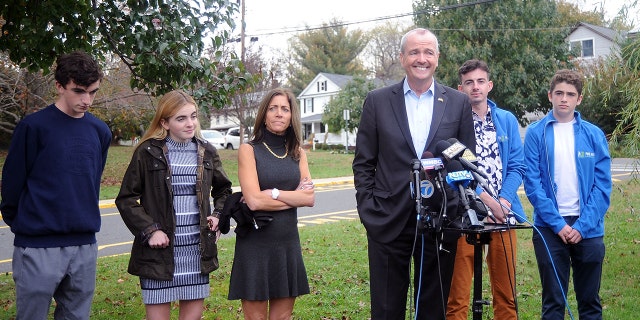 El gobernador de Nueva Jersey, Phil Murphy, y su familia.  (Foto de Bobby Bank / Getty Images)