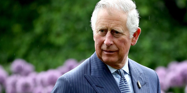 LONDRES, ANGLETERRE - 17 MAI : le prince Charles, prince de Galles entre les Aluns lors d'une visite à Kew Gardens le 17 mai 2017 à Londres, en Angleterre. 