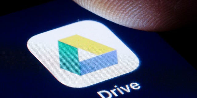 BERLIM, ALEMANHA - 22 DE ABRIL: O logotipo do serviço de hospedagem de arquivos Google Drive é mostrado na tela de um smartphone em 22 de abril de 2020 em Berlim, Alemanha. 