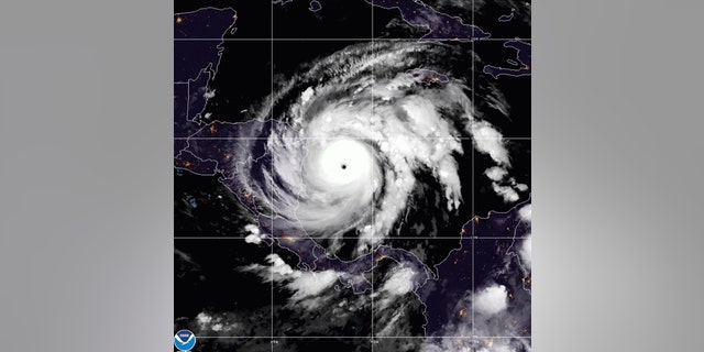 This satellite image made available by NOAA shows Hurricane Iota in the North Atlantic Ocean on Monday, 11 월. 16, 2020, ...에서 07:11 동쪽.
