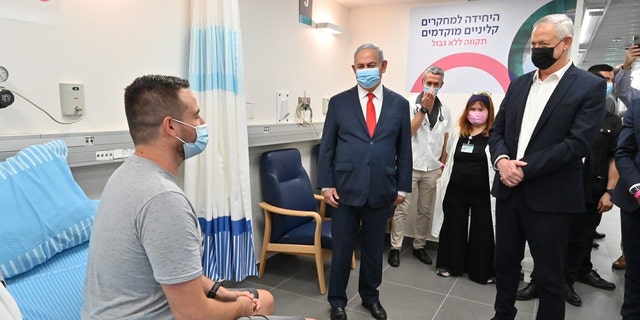Segev Harel se reúne con el primer ministro Benjamin Netanyahu y el ministro de Defensa Benny Gantz en el Centro Médico Sheba en Tel Aviv.