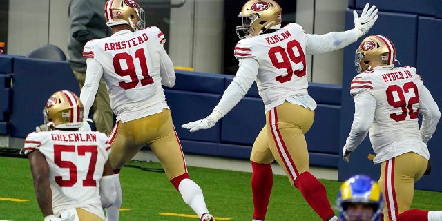 San Francisco 49ers defensive tackle Javon Kinlaw (99) celebrates in the end zone after returning an interception for a touchdown during the second half of an NFL football game Sunday, 11月. 29, 2020, イングルウッドで, カリフォルニア.