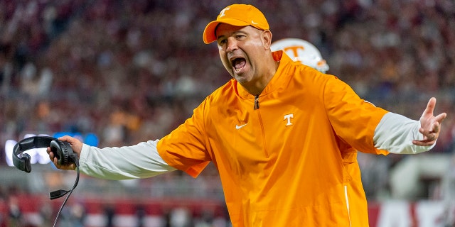 LÊER - In this Oct. 19, 2019, lêerfoto, Tennessee head coach Jeremy Pruitt yells at the officials during an NCAA college football game against Alabama in Tuscaloosa, Ala. (AP Photo/Vasha Hunt, lêer)