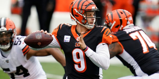In this Sunday, 10 월. 25, 2020, 파일 사진, Cincinnati Bengals quarterback Joe Burrow (9) throws during the first half of an NFL football game against the Cleveland Browns, in Cincinnati. There’s no shortage of high draft picks making huge impact around the league, especially on offense with the instant success of players like Burrow. (AP Photo/Michael Conroy)