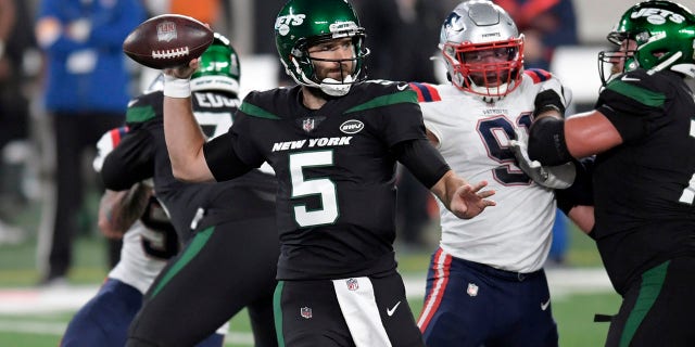 New York Jets quarterback Joe Flacco throws during the first half of an NFL football game against the New England Patriots, Lunedi, Nov. 9, 2020, in East Rutherford, N.J. (AP Photo/Bill Kostroun)