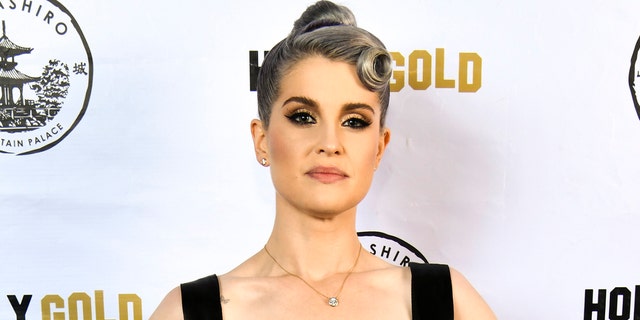 Kelly Osbourne opened up about her strained relationship with her sister.