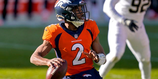 Denver Broncos quarterback Kendall Hinton (2) looks to throw against the New Orleans Saints during the first half of an NFL football game, Domenica, Nov. 29, 2020, a Denver. (AP Photo / David Zalubowski)