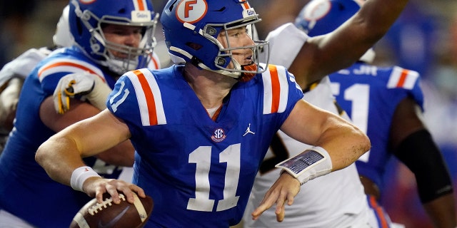 Florida quarterback Kyle Trask looks for a receiver during the first half of an NCAA college football game against Missouri, Sabato, Ott. 31, 2020, in Gainesville, Fla. (AP Photo / John Raoux)