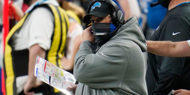 El entrenador en jefe de los Detroit Lions, Matt Patricia, se ajusta la máscara durante la segunda mitad de un partido contra los Houston Texans el 26 de noviembre de 2020 en Detroit.