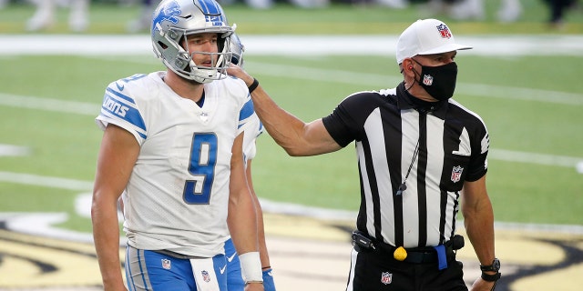 Detroit Lions quarterback Matthew Stafford (9) is helped off the field after getting injured during the second half of an NFL football game against the Minnesota Vikings, Domenica, Nov. 8, 2020, in Minneapolis. (AP Photo/Bruce Kluckhohn)