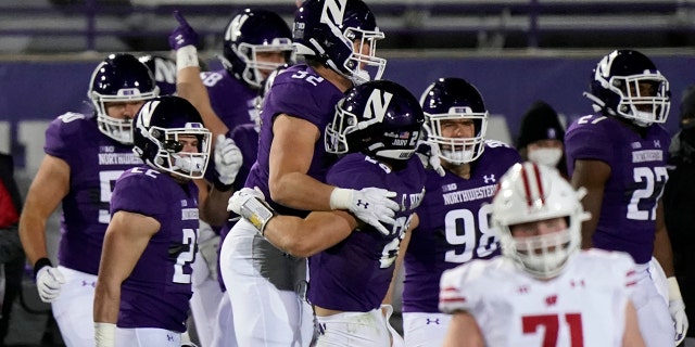 Northwestern players celebrate after they defeated Wisconsin 17-7 in an NCAA college football game in Evanston, Ill., Sabato, Nov. 21, 2020. (AP Photo / Nam Y. Eh)