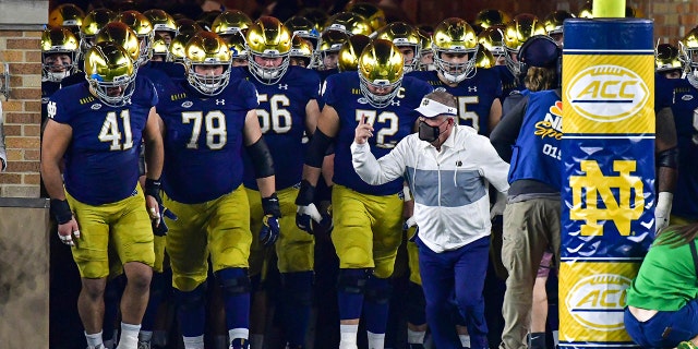 Notre Dame coach Brian Kelly leads the team out of the tunnel for an NCAA college football game against Clemson on Saturday, Nov. 7, 2020, in South Bend, Ind. (Matt Cashore / Foto della piscina tramite AP)