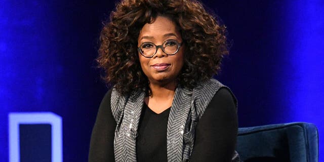 Oprah Winfrey habla en el escenario durante SuperSoul Conversations de Oprah en el PlayStation Theatre de la ciudad de Nueva York.