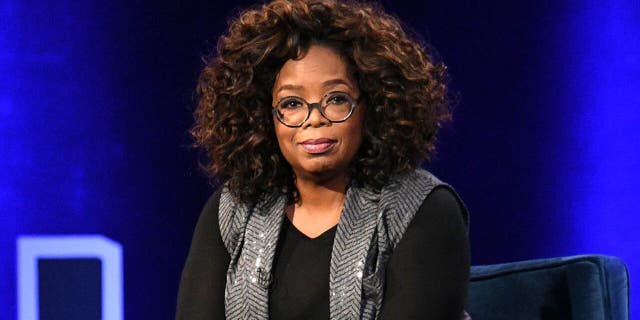 Oprah Winfrey habla en el escenario durante SuperSoul Conversations de Oprah en el PlayStation Theatre de la ciudad de Nueva York.