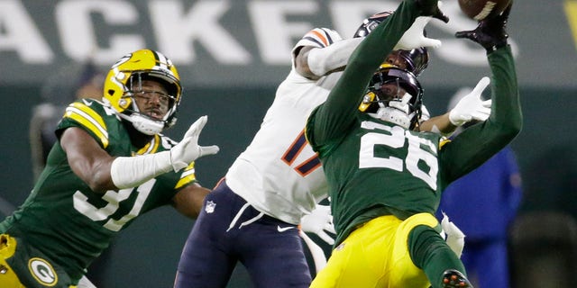 Green Bay Packers' Darnell Savage intercepts a pass past Anthony Miller of the Chicago Bears during the second half of an NFL football game Sunday, November 29, 2020 in Green Bay, Wisconsin (AP Photo / Mike Roemer)