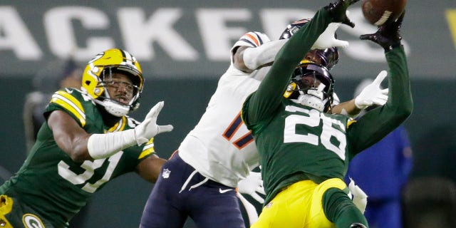 Green Bay Packers' Darnell Savage intercepts a pass past Anthony Miller of the Chicago Bears during the second half of an NFL football game Sunday, November 29, 2020 in Green Bay, Wisconsin (AP Photo / Mike Roemer)