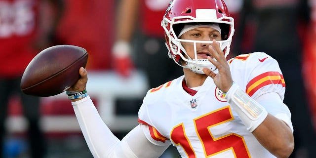 Kansas City Chiefs quarterback Patrick Mahomes (15) throws a pass against the Tampa Bay Buccaneers during the first half of an NFL football game Sunday, 11 월. 29, 2020, 탬파, Fla. (AP Photo/Jason Behnken)