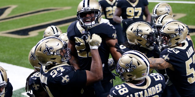 New Orleans Saints players hoist cornerback Patrick Robinson (21) after his late game interception in the end zone in the second half of an NFL football game against the San Francisco 49ers in New Orleans, 일요일, 11 월. 15, 2020. The Saints won 27-13. (AP Photo/Brett Duke)