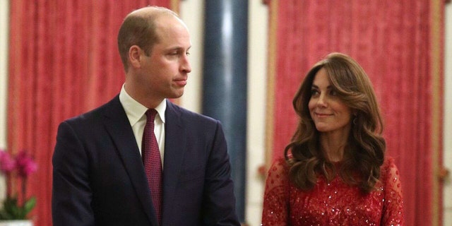 Le prince William (à gauche, avec son épouse Kate Middleton) a déclaré qu'il parlerait au prince Harry.