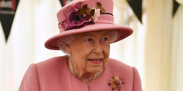  La reine Elizabeth II de Grande-Bretagne se tient debout après avoir signé un livre d'or lors de sa visite au Laboratoire des sciences et technologies de la Défense (Dstl) au parc scientifique de Porton Down le 15 octobre 2020, près de Salisbury, en Angleterre.